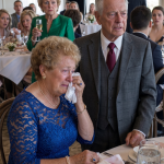 “Si no pagaste la boda, ¡váyanse!” — Mi suegra avergonzó a mis padres hasta que el karma la alcanzó segundos después.