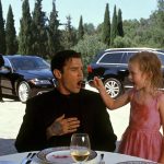 Una niña pequeña grita: “¡No te comas eso!” — El jefe de la mafia se congela al enterarse del motivo.
